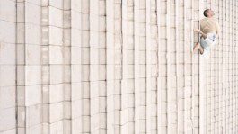 Circus artist tanzt auf heller treppe für kino teaser der kreativagentur silly berlin. 