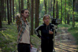 Regisseur Nicolas Ritter im Wald bei Werbefilm Shooting von Silly Berlin.