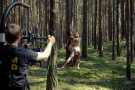 Kameramann u Tänzerinnen im Wald bei Werbefilm Shooting von Silly Berlin.