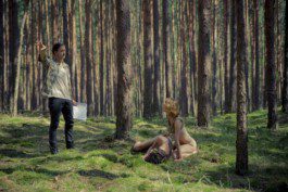 Regisseur Nicolas Ritter u Tänzerinnen im Wald bei Werbefilm Shooting von Silly Berlin.