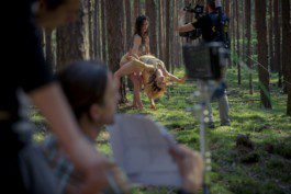 Regisseur Nicolas Ritter u Tänzerinnen im Wald bei Werbefilm Shooting von Silly Berlin.