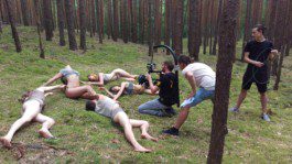 Filmteam u Tänzerinnen im Wald bei Werbefilm Shooting von Silly Berlin.