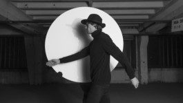 foto von kreativagentur silly berlin mit mann laufend vor weißem kreis aus musik video