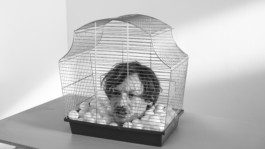 foto von kreativagentur silly berlin mit mann laufend vor weißem kreis aus musik video