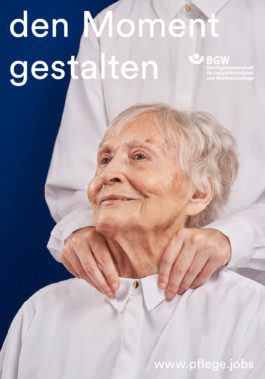 Ein Poster für eine Werbekampagne mit einer alten Dame fotografiert von Werbefotografen Silly Berlin 