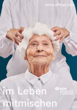 Ein Poster für eine Werbekampagne mit einer alten Dame fotografiert von Werbefotografen Silly Berlin 