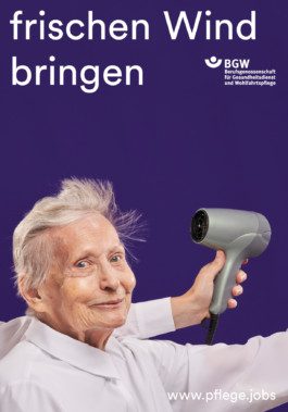 Ein Poster für eine Werbekampagne mit einer alten Dame fotografiert von Werbefotografen Silly Berlin 