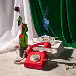 Still Life Weinflasche, Rose, qualmende Zigarette u Telefon fotografiert von Fotografen Silly Berlin 