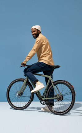 Ein Mann auf einem e-bike von Ampler fotografiert u gestaltet von Werbefotografen Silly Berlin.