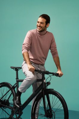 Ein Mann mit einem e-bike von Ampler fotografiert u gestaltet von Werbefotografen Silly Berlin. 