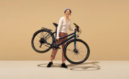 Eine Frau mit einem e-bike von Ampler fotografiert u gestaltet von Werbefotografen Silly Berlin.