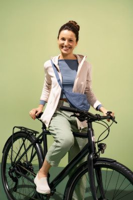 Eine Frau mit einem e-bike von Ampler fotografiert u gestaltet von Werbefotografen Silly Berlin.