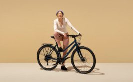 Eine Frau mit einem e-bike von Ampler fotografiert u gestaltet von Werbefotografen Silly Berlin.