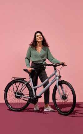 Eine Frau mit einem e-bike von Ampler fotografiert u gestaltet von Werbefotografen Silly Berlin.