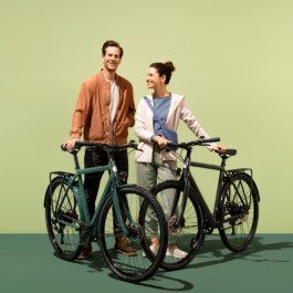 Frau und Mann mit einem e-bike von Ampler fotografiert u gestaltet von Werbefotografen Silly Berlin.