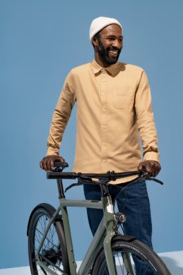 Ein Mann auf einem e-bike von Ampler fotografiert u gestaltet von Werbefotografen Silly Berlin. 