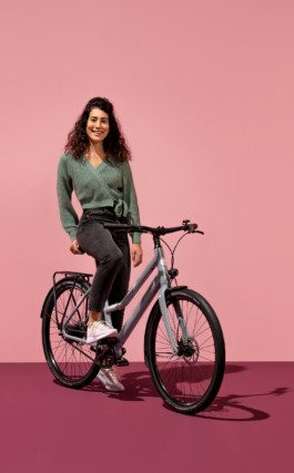 Eine Frau mit einem e-bike von Ampler fotografiert u gestaltet von Werbefotografen Silly Berlin. 