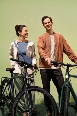 Frau und Mann mit einem e-bike von Ampler fotografiert u gestaltet von Werbefotografen Silly Berlin.