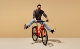 Ein Mann mit einem e-bike von Ampler fotografiert u gestaltet von Werbefotografen Silly Berlin.