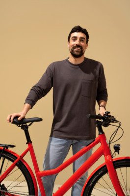 Ein Mann mit einem e-bike von Ampler fotografiert u gestaltet von Werbefotografen Silly Berlin.