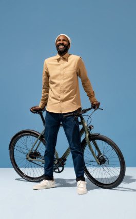 Ein Mann mit einem e-bike von Ampler fotografiert u gestaltet von Werbefotografen Silly Berlin. 