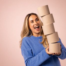 Thumbnail für Wepa Toiletten Papier mit Influencerin Kikidoyouloveme fotografiert von Werbefotografen Silly Berlin. 