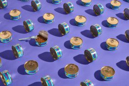 Dosen von BettaF!sh angeordnet auf einem Tisch fotografiert von Werbefotografen Silly Berlin. 