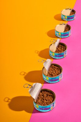 Dosen von BettaF!sh angeordnet auf einem Tisch fotografiert von Werbefotografen Silly berlin. 