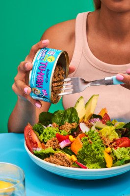 Ein Salat wird zubereitet mit Tu-Nah aus einer Dose von Betta Fish angeordnet auf einem Tisch fotografiert von Werbefotografen Silly berlin. 