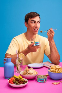 Ein Mann isst Tu-Nah aus einer Dose von Betta Fish angeordnet an einem Tisch fotografiert von Werbefotografen Silly berlin. 